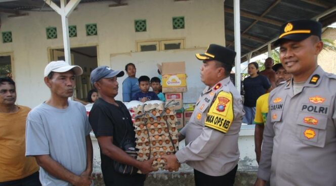 
					Wujud Nyata Kemanusiaan Polri, Kapolres Sergai Turun Langsung Bagikan Sembako untuk Korban Banjir Tanjung Beringin