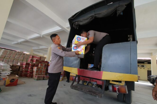 
					Kapolres Sergai Lepas Konvoi Kemanusiaan, Bantuan Sembako dan Semen Dikirim ke Langkat, Sibolga, dan Tapanuli Tengah