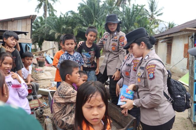 
					Polwan Polres Padangsidimpuan Lakukan Trauma Healing Bagi Anak-Anak Korban Bencana Alam