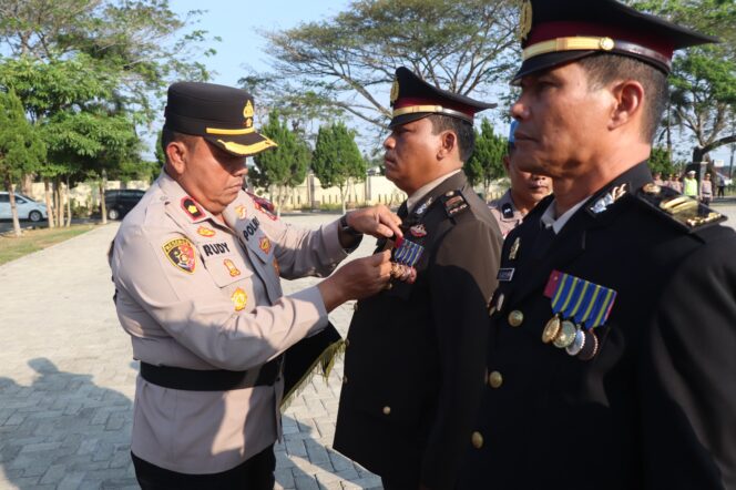 
					Wakapolres Sergai Pimpin Upacara Pemberian Satya Lancana Polri, Tekankan Loyalitas dan Kinerja Personel