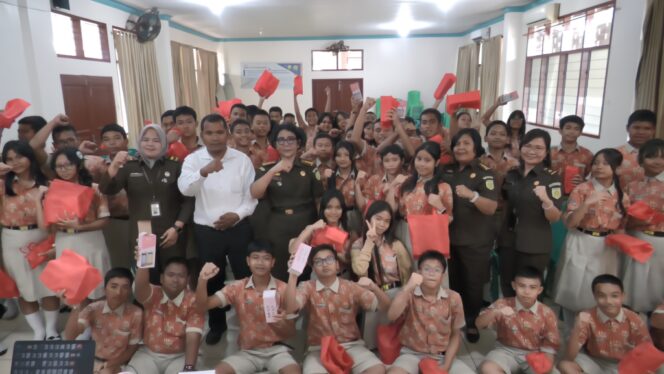 
					Jaksa Kejati Sumut Sapa Pelajar SMP St. Ignasius Medan, Edukasi Bahaya Narkoba dan Etika Bermedia Sosial