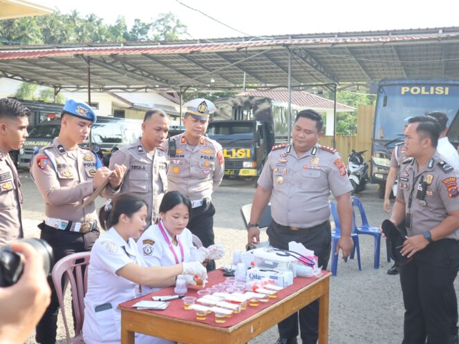 
					Kapolres Nias Selatan Perintahkan Cek Urine Mendadak, 30 Personel Dinyatakan Negatif Narkoba