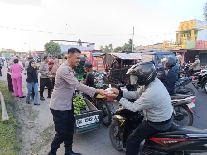 
					Polsek Tanjung Morawa Polres Deli Serdang sama Bhayangkari Ranting Tanjung Morawa bagikan ratusan paket takjil di bulan Ramadan