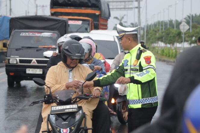 
					Wakapolres Serdang Bedagai Bagikan Takjil Ramadhan, Wakapolres Himbau Keselamatan Berkendara