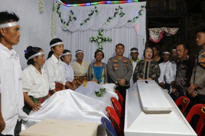 
					Tali Kasih dan Pemberian Berupa Peti Jenazah Dari Kasat Binmas Polres Nias Selatan