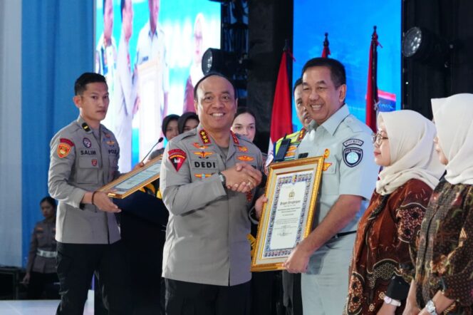
					Polri Beri Penghargaan kepada Kementerian dan Lembaga Pendukung Operasi Ketupat 2026, Perkuat Sinergi untuk Keselamatan Masyarakat