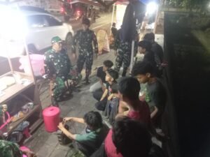 Babinsa Koramil 02/Matraman Gencarkan Patroli Malam, Remaja Diberi Edukasi Bahaya Narkoba dan Tawuran