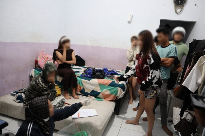 
					Razia Besar Besaran BNNK Tebing Tinggi Jaring 5 Orang Positif Narkoba di Kos Kosan Deblod Sundoro