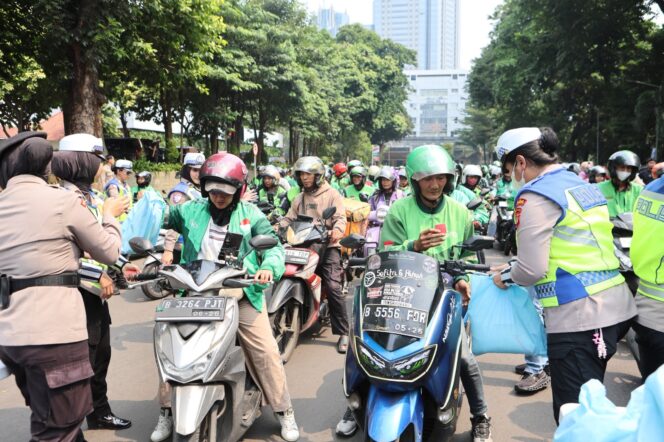 
					Wujudkan Kemitraan Humanis, Polda Metro Jaya Salurkan 350 Paket Sembako untuk Pengemudi Ojol di Jumat Peduli