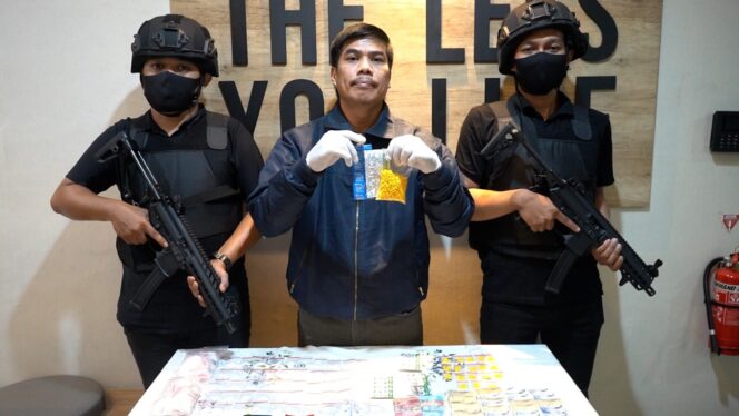 
					Polda Metro Jaya Memberantas Toko Jual Obat Berbahaya Ilegal Kawasan Jakarta Selatan, 1.442 Butir Diamankan
