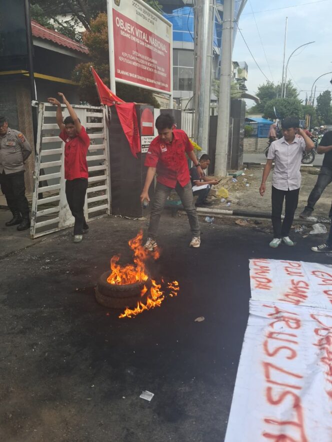 
					Buntut Pemadaman Listrik Hingga Dugaan Pencurian Arus Listrik Tambang Bitcoin, Mahasiswa Geruduk Kantor PLN UID Sumut