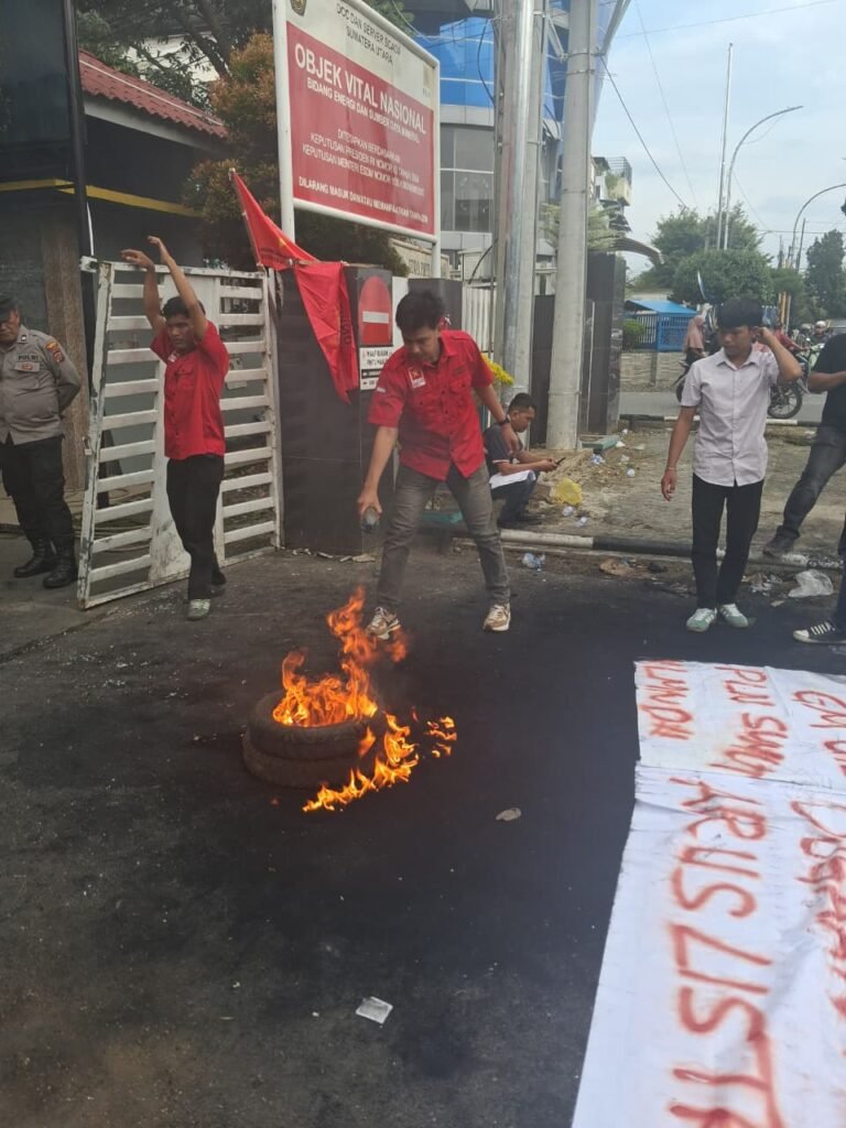 Buntut Pemadaman Listrik Hingga Dugaan Pencurian Arus Listrik Tambang Bitcoin, Mahasiswa Geruduk Kantor PLN UID Sumut