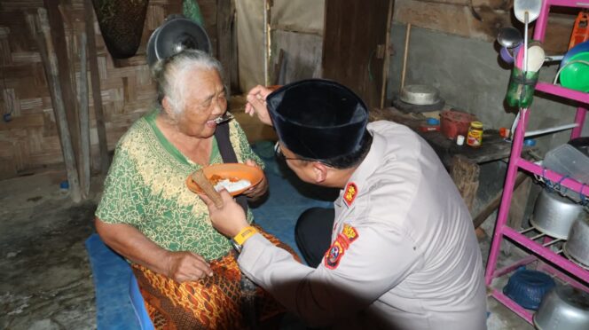 
					Kapolres Langkat Tunjukkan Kepedulian terhadap Lansia di Secanggang, Humanisme Polri Hadir di Tengah Masyarakat