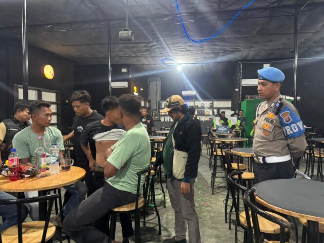 
					Razia Tempat Hiburan Malam, Sat Narkoba Polres Sergai Terangkan Perkembangan 27 Pengunjung yang Diamankan