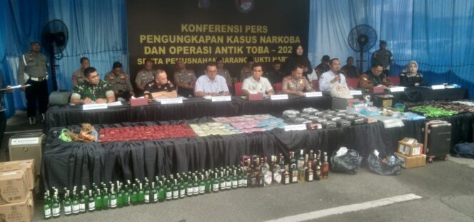 
					Polrestabes Medan Musnahkan Narkoba Senilai Rp259 Miliar, 1.211 Tersangka Jaringan Internasional yg Ditangkap Selama 244 Hari