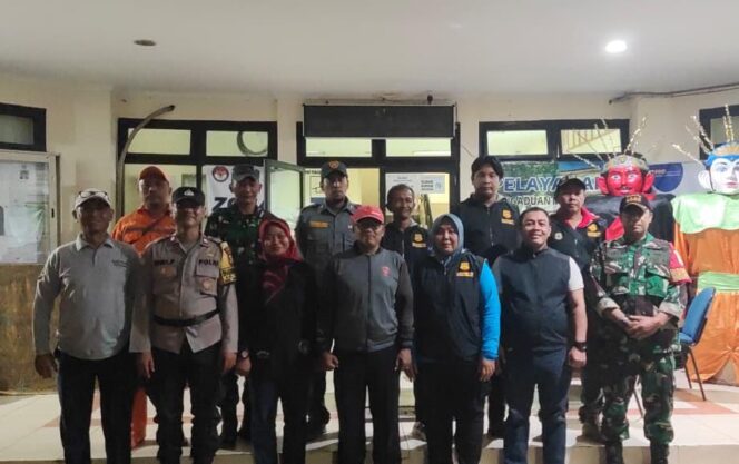 
					Babinsa Koramil 05/Kramatjati-Makasar dan Komponen Warga Gelar Patroli Siskamling, Perkuat Keamanan Wilayah Kramatjati