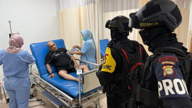 
					Patroli Brimob Metro Jaya di Jakarta Utara Bantu Warga Sakit ke Rumah Sakit