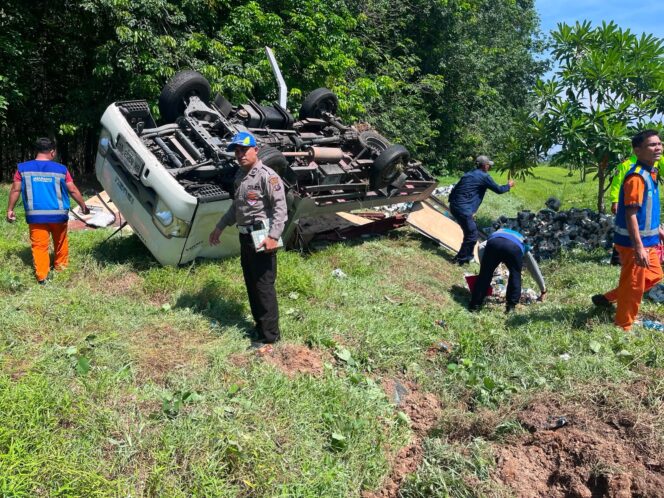 
					Sat Lantas Gerak Cepat Cek Olah TKP: Truk Pick Up Terguling di Tol Sergai Akibat Ban Pecah, Tiga Orang Luka-Luka