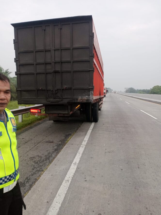 
					Laka Lantas di Tol Medan-Tebing Tinggi, Mobil Inova Tabrak Truk, 5 Orang Luka-luka