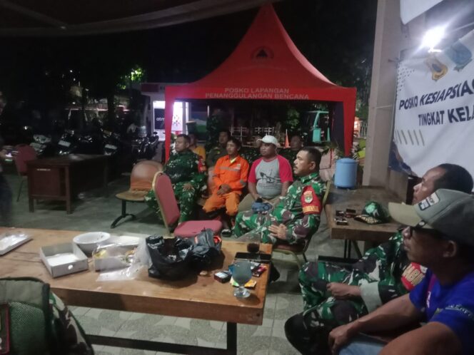 
					Babinsa Koramil 03/Ps.Rebo-Ciracas Bersama Tiga Pilar dan Warga Perkuat Patroli Malam