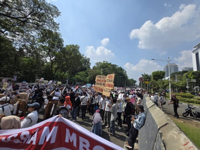 
					Polda Metro Jaya Pastikan Aksi Unjuk Rasa di Silang Selatan Monas Berjalan Terkendali