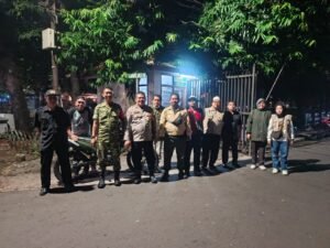 Babinsa Koramil 04/Pulogadung Bersama Unsur Komduk Perkuat Siskamling