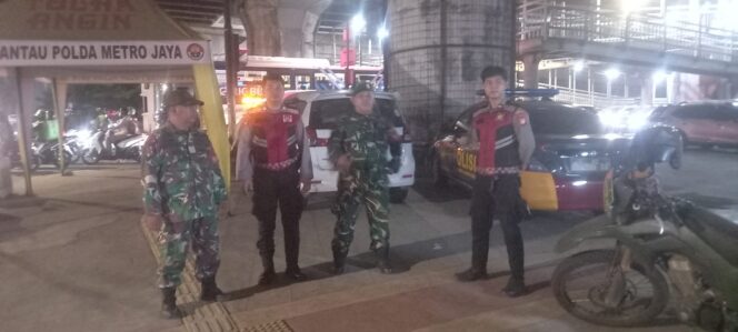 
					Babinsa dan Bhabinkamtibmas Matraman Bergerak! Patroli Gabungan Sisir Titik Rawan Demi Jaga Kondusivitas Wilayah