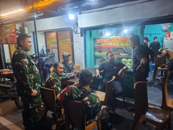 
					Babinsa Koramil 03/Ps.Rebo–Ciracas dan Warga Gelar Patroli Malam Ciptakan Ciracas Tetap Kondusif