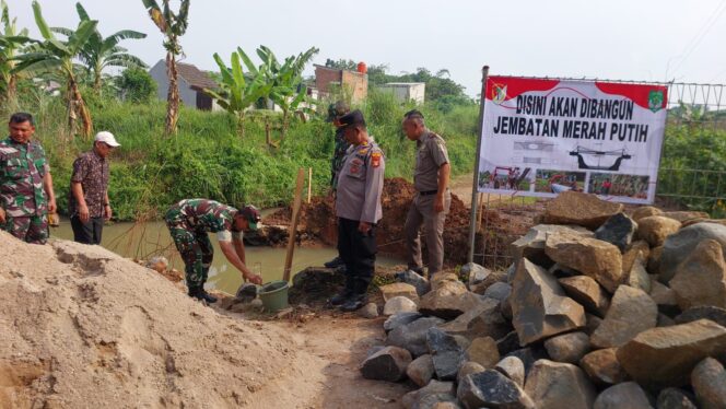 
					Kasiter Korem 051/Wijayakarta Hadiri Peletakan Batu Pertama Pembangunan Jembatan Armco di Desa Tamansari