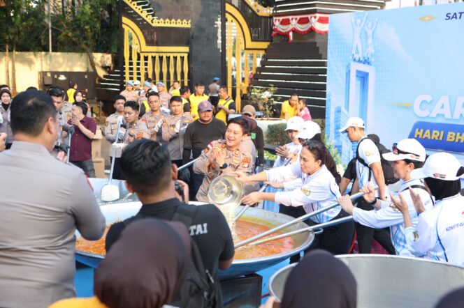 
					Dapur Jaga Jakarta Meriah, Bobon Santoso Sajikan Tongseng untuk Warga CFD