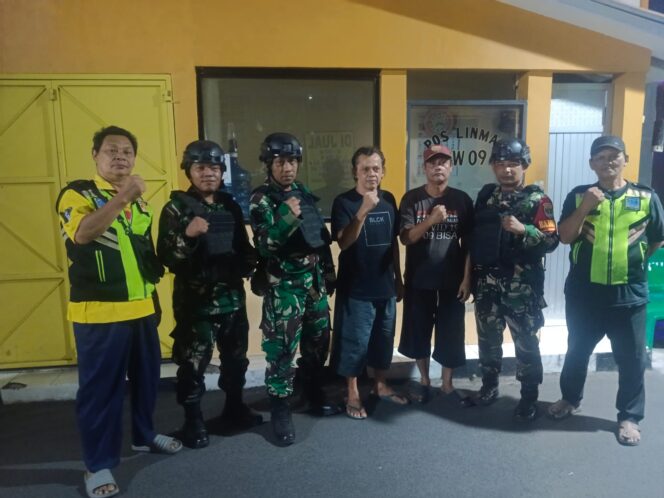 
					Babinsa Koramil 08/Duren Sawit Bersama Komduk Perkuat Patroli Malam