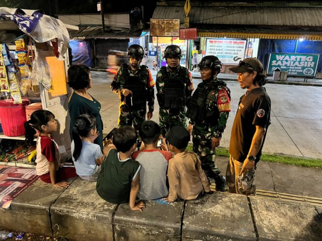 
					Patroli Malam Babinsa Koramil 03/Ps.Rebo-Ciracas dan Warga Perkuat Keamanan Lingkungan