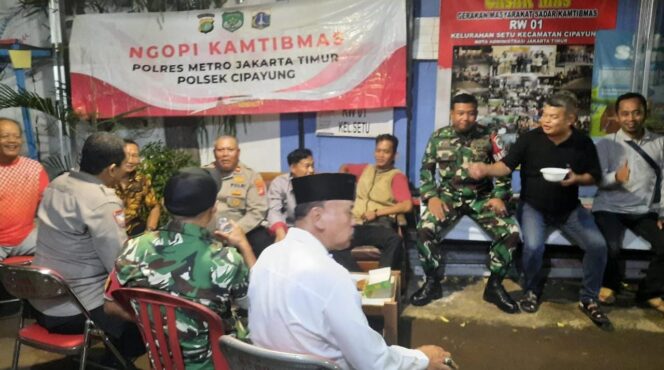 
					Koramil 07/Cipayung Gelar Patroli/Siskamling Perkuat Sinergi TNI, Polri dan Warga