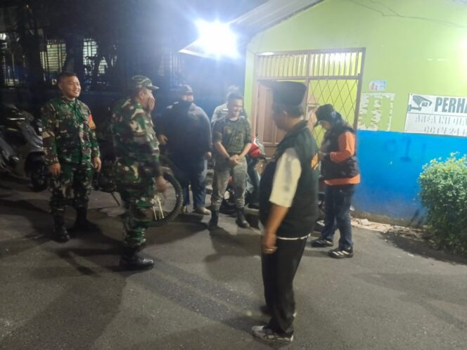 
					Patroli Sinergitas Babinsa Koramil 08/Duren Sawit dan Komduk Perkuat Keamanan Wilayah