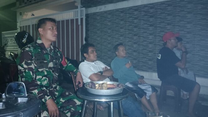 
					Piala Dunia; Babinsa Kodim 0504/JS Bersama Masyarakat Nabar