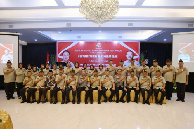 
					Wakapolda Metro Jaya Sematkan Penghargaan Tridharma kepada 25 Pengurus PP Polri