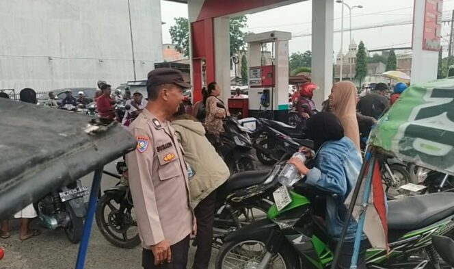 
					Antrean Pengisian BBM Mengular, Polresta Deli Serdang Lakukan Pengamanan dan Pengaturan Jalur Disetiap SPBU