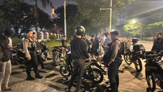 
					Brimob Polda Metro Jaya Bubarkan Balap Liar di Cipayung, Satu Motor Di amankan