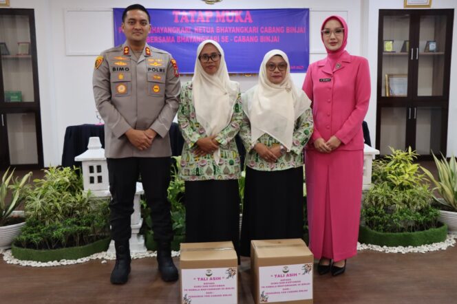 
					Kapolres Binjai,AKBP R. Bimo Moernanda, S.I K. MH,pembina Bhayangkari mengadakan kegiatan tatap muka dengan jajaran Bhayangkari Cabang Binjai