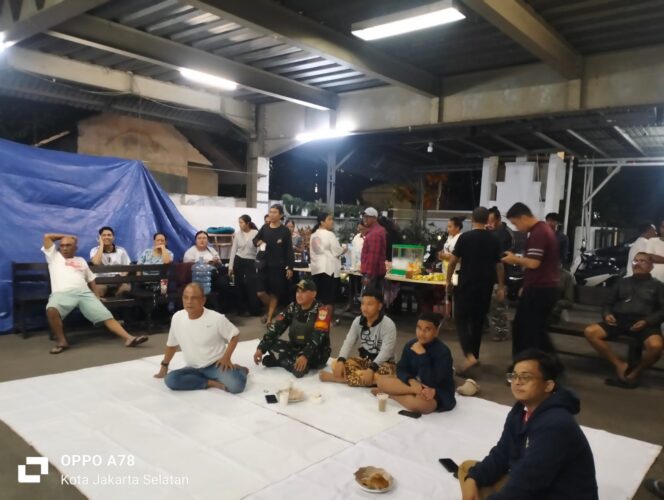
					Kemanunggalan TNI-Masyaraka, Babinsa Nobar Sepak Bola Gembira Bersama Masyarakat