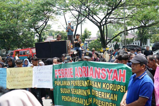 
					Aksi Dukungan di Kejati Sumut, Massa Apresiasi Kinerja Pidsus Kejaksaan RI Selamatkan Rp300 Triliun Aset Negara