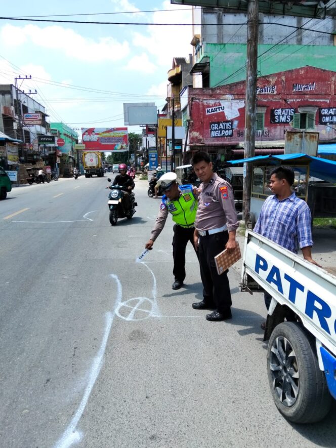 
					Sat Lantas Cek Olah TKP, Lansia 88 Tahun meninggal dunia Usai becak dayung tabrakan dengan truk tronton di Perbaungan