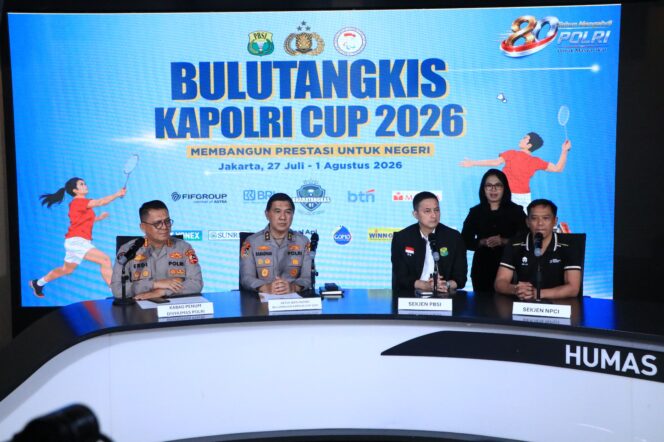 
					Bulutangkis Kapolri Cup 2026 Siap Digelar, Libatkan Atlet Muda hingga Penyandang Disabilitas  Bedahkasus.com, Jakarta – Kepolisian Negara Republik Indonesia (Polri) kembali menggelar Kejuaraan Bulu Tangkis Kapolri Cup 2026 dalam rangka memperingati Hari Bhayangkara ke-80. Mengusung tema “Membangun Prestasi untuk Negeri”, turnamen ini menjadi bagian dari rangkaian peringatan Hari Bhayangkara ke-80 dengan tema besar “Polri untuk Masyarakat.”  Kejuaraan Bulu Tangkis Kapolri Cup 2026 akan berlangsung pada 27 Juli hingga 1 Agustus 2026 di tiga lokasi, yakni Gelanggang Olahraga Universitas Negeri Jakarta (UNJ), GOR Duren Sawit, dan GOR Kecamatan Pondok Bambu, Jakarta.  Ketua Seksi Humas dan Dokumentasi Bulutangkis Kapolri Cup 2026, Irjen Pol. Dr. Ahmad Ramadhan, mengatakan kejuaraan tersebut merupakan wujud kehadiran Polri di tengah masyarakat melalui bidang olahraga. Menurutnya, kegiatan ini tidak hanya menjadi ajang kompetisi dan pembinaan prestasi, tetapi juga menjadi sarana membangun sportivitas, kebersamaan, serta mempererat sinergi antara Polri, masyarakat, dan berbagai pemangku kepentingan.  “Kejuaraan ini tidak hanya menjadi ajang kompetisi dan pembinaan prestasi, tetapi juga menjadi sarana membangun sportivitas, kebersamaan, serta mempererat sinergi dan kolaborasi antara Polri dengan masyarakat serta berbagai pemangku kepentingan,” kata Ahmad Ramadhan dalam keterangannya di Jakarta, Jumat (24/7/2026).  Dalam penyelenggaraannya, Polri berkolaborasi dengan Persatuan Bulu Tangkis Seluruh Indonesia (PBSI) dan National Paralympic Committee Indonesia (NPCI). Kolaborasi tersebut menjadi bagian dari komitmen bersama dalam mendukung pembinaan olahraga bulu tangkis nasional sekaligus menghadirkan kompetisi yang inklusif.  Kategori yang dipertandingkan meliputi kelompok usia umum U-15 Pemula, U-17 Remaja, dan U-19 Taruna. Selain itu, terdapat kategori Polri yang diikuti oleh Polda dan satuan kerja di Mabes Polri, serta kategori disabilitas yang melibatkan atlet dari NPCI.  Untuk kategori umum, pertandingan meliputi tunggal putra, tunggal putri, ganda putra, ganda putri, dan ganda campuran. Kategori umum tercatat diikuti 591 peserta, sedangkan kategori Polri diikuti 558 peserta yang tergabung dalam 62 regu. Adapun kategori kelompok usia U-15, U-17, dan U-19 diikuti 591 atlet dari 91 klub.  Sementara itu, kategori disabilitas mempertandingkan berdasarkan klasifikasi disabilitas, yakni Tunggal Putra Wheelchair, Tunggal Putra Standing Lower, Tunggal Putra Standing Upper, Tunggal Putri Standing Lower, Tunggal Putri Standing Upper, serta Tunggal Putra dan Tunggal Putri Short Stature.  Sekretaris Jenderal NPCI, Ukun Rukaendi, menyampaikan apresiasi kepada Polri yang telah memberikan ruang bagi atlet penyandang disabilitas untuk berpartisipasi dalam kejuaraan tingkat nasional tersebut.  Menurutnya, keterlibatan NPCI dalam Kejuaraan Bulu Tangkis Kapolri Cup menjadi momentum bersejarah karena untuk pertama kalinya atlet penyandang disabilitas diberikan ruang dalam kompetisi yang diselenggarakan Polri.  “Ini merupakan sejarah bagi NPCI karena untuk pertama kalinya diberikan ruang dalam sebuah kompetisi tingkat nasional seperti Kejuaraan Bulu Tangkis Kapolri Cup. Polri telah memberikan perhatian, penghargaan, serta pengakuan kepada para atlet penyandang disabilitas melalui pemberian ruang dan kesempatan yang setara,” ujar Ukun.  Pada penyelenggaraan tahun ini, kategori disabilitas diikuti 70 atlet dari 10 provinsi di Indonesia. Para atlet tersebut akan bertanding dalam enam kategori dan menjadikan kejuaraan ini sebagai salah satu bagian dari persiapan menuju kompetisi internasional.  Ukun menambahkan, keterlibatan atlet penyandang disabilitas juga menjadi bentuk sosialisasi kepada masyarakat bahwa penyandang disabilitas memiliki kemampuan untuk berperan dan memberikan kontribusi bagi bangsa dan negara melalui bidang olahraga.  “Polri secara langsung telah membantu menyosialisasikan kepada masyarakat Indonesia bahwa penyandang disabilitas mampu berperan dan berkontribusi bagi bangsa dan negara,” tuturnya.  Sementara itu, Sekretaris Jenderal PBSI Ricky Soebagdja mengapresiasi komitmen Polri dalam mendukung pembinaan bulu tangkis nasional melalui penyelenggaraan Kejuaraan Bulu Tangkis Kapolri Cup 2026.  Menurut Ricky, kompetisi menjadi bagian penting dalam proses pembinaan atlet karena memberikan kesempatan kepada para pemain untuk mengasah kemampuan, menambah pengalaman bertanding, sekaligus mempersiapkan diri menuju level kompetisi yang lebih tinggi.  “Kami optimistis kejuaraan ini akan berlangsung kompetitif dan mampu melahirkan atlet-atlet potensial masa depan Indonesia,” kata Ricky.  Ia juga mengapresiasi Polri yang kembali menghadirkan kategori beregu putra Polri serta kategori penyandang disabilitas. Menurutnya, hal tersebut menunjukkan komitmen bersama dalam menghadirkan olahraga yang semakin inklusif dan memberikan kesempatan yang setara bagi seluruh atlet untuk berprestasi.  Seluruh pertandingan dalam Kejuaraan Bulu Tangkis Kapolri Cup 2026 menggunakan sistem gugur. Para pemenang akan mendapatkan penghargaan berupa sertifikat, medali, piala, serta uang pembinaan sebagai bentuk apresiasi atas prestasi dan perjuangan para peserta.  Selain pertandingan, rangkaian Kejuaraan Bulu Tangkis Kapolri Cup 2026 juga akan diisi dengan berbagai kegiatan hiburan yang menarik dan terbuka untuk masyarakat umum.  Ahmad Ramadhan berharap Kejuaraan Bulu Tangkis Kapolri Cup 2026 dapat menjadi momentum untuk memperkuat pembinaan olahraga, membangun sportivitas, serta mempererat hubungan Polri dengan masyarakat.  “Sejalan dengan tema ‘Polri untuk Masyarakat’, melalui kegiatan ini Polri ingin menunjukkan bahwa olahraga dapat menjadi ruang untuk membangun kebersamaan, memperkuat persatuan, sekaligus memberikan kesempatan yang inklusif bagi seluruh masyarakat, termasuk para atlet penyandang disabilitas,” pungkasnya.  (Julius)