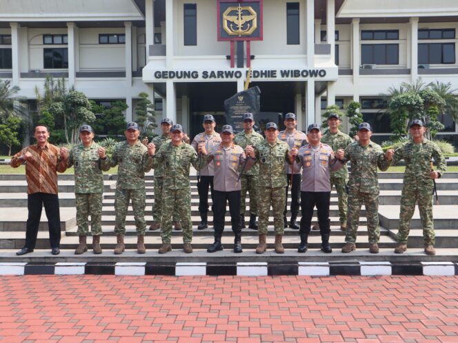 
					Kapolda Metro Jaya dan Pangdam Jaya Sambangi Mako Kopassus Cijantung, Pererat Sinergi Bersama Pangkopassus