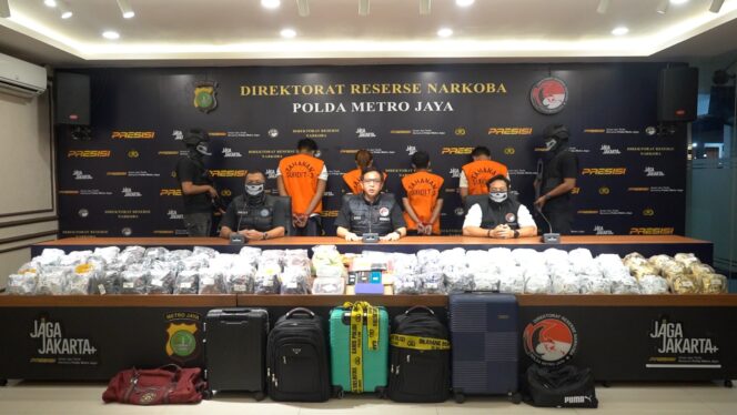 
					Polda Metro Jaya Berhasil Menfungkap Peredaran Narkotika Golongan II Jenis Etodomate Sebanyak 8.698 PCS Cartridge, Jaringan Internasional