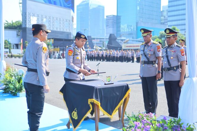 
					Kapolda Metro Jaya Pimpin Sertijab PJU dan Kapolres Jajaran, Penyegaran Organisasi Perkuat Pelayanan Masyarakat