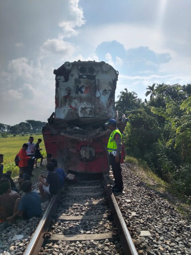 
					Dump Truk Tertabrak KA Putri Deli di Perlintasan Tanpa Plang Perbaungan, Sopir Tewas