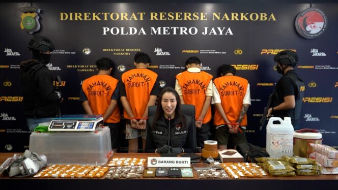 
					Polda Metro Jaya Menggalkan Sindikat Pengedar Tembakau Sintesis Seberat 995 Gram Diswbuah Di Pemukiman Padat Yang Di Edarkan Melalui Media Sosial