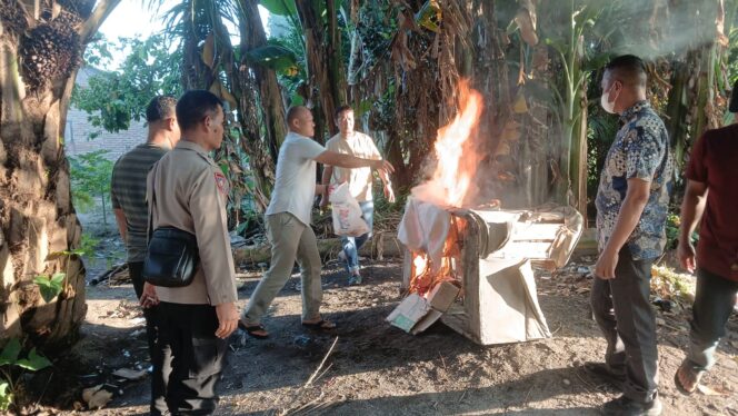 
					Polres Sergai Musnahkan Lapak Diduga Jadi Tempat Penyalahgunaan Narkoba di Desa Bingkat