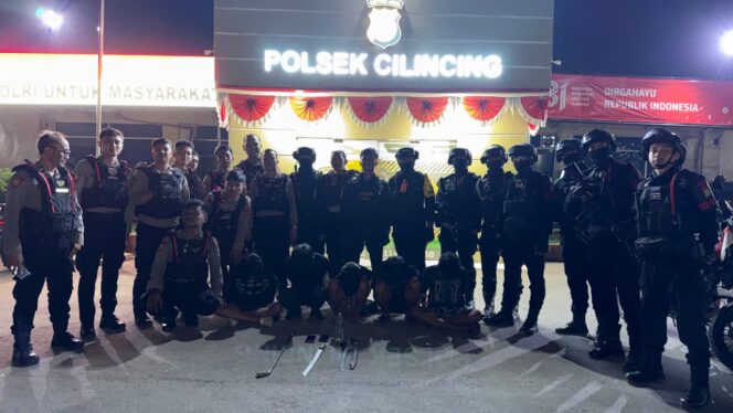 
					Brimob Polda Metro Jaya Gagalkan Tawuran Dini Hari di Cilincing, 5 Terduga Pelaku 2 Parang dan Stik Golf Diamankan